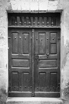 Zwart wit vintage houten deur in Portugal art print - straatfotografie en reisfotografie