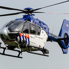 Nederlandse politiehelikopter in vlucht van John Wiersma