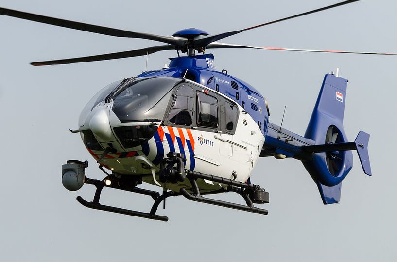 Nederlandse politiehelikopter in vlucht van John Wiersma