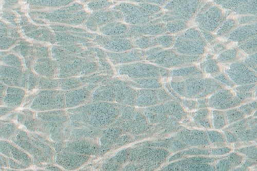 Poolwasser mit türkisfarbenen Reflexen, Summer Vibes.