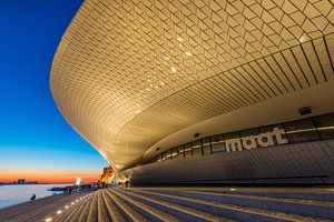 Sonnenuntergang bei der MAAT in Lissabon, Portugal von Bert Beckers