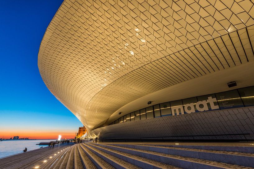 Sonnenuntergang bei der MAAT in Lissabon, Portugal von Bert Beckers