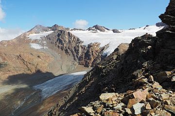 The Engadin mountains offer a harmonious blend of alpine expanses, crystal-clear lakes and gentle larch forests. The landscape is flooded with light, peaceful and majestic at the same time - a natural paradise in the heart of Switzerland. by Miriam Schwarzfischer Fotografie
