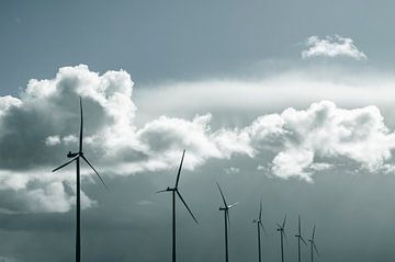 Windkraftanlagen mit blauem Himmel und Wolken im Hintergrund