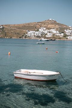 Bootje op zee | Mykonos eiland | Griekenland reisfotografie van HelloHappylife