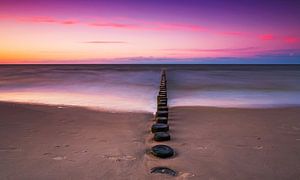 Buhnen am Meer im Sonnenuntergang