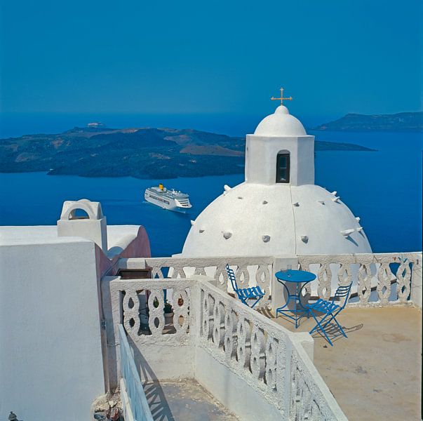 Terrasse près d'un dôme d'église, bateau de croisière, Fira, Santorin, Grèce par Rene van der Meer