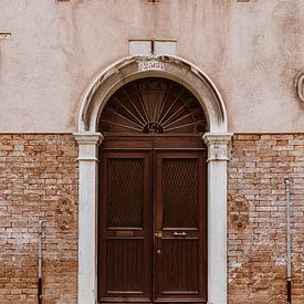 Front door in Venice | Travel Photography Italy by Anne Verhees