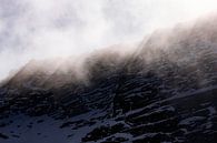 Sonnenlicht, das durch eine Felswand in den Alpen ragt. von Hidde Hageman Miniaturansicht