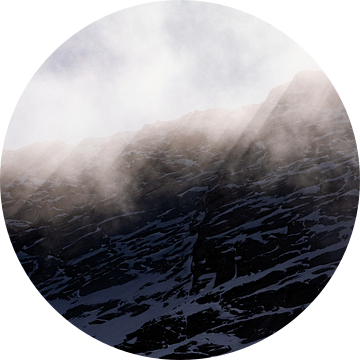 Zonlicht steekt door een rotswand in de alpen van Hidde Hageman
