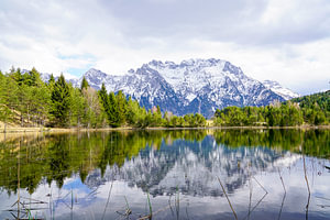 Der ruhige Luttensee bei Mittenwald, umgeben von alpiner Natur und stiller Berglandschaft.
