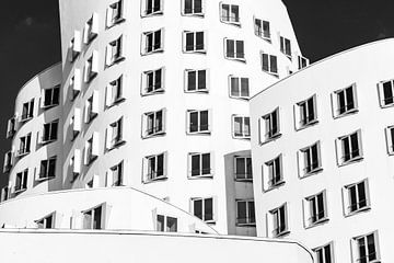 Gevel Gehry-gebouwen in de Mediahaven Düsseldorf in zwart-wit van Dieter Walther