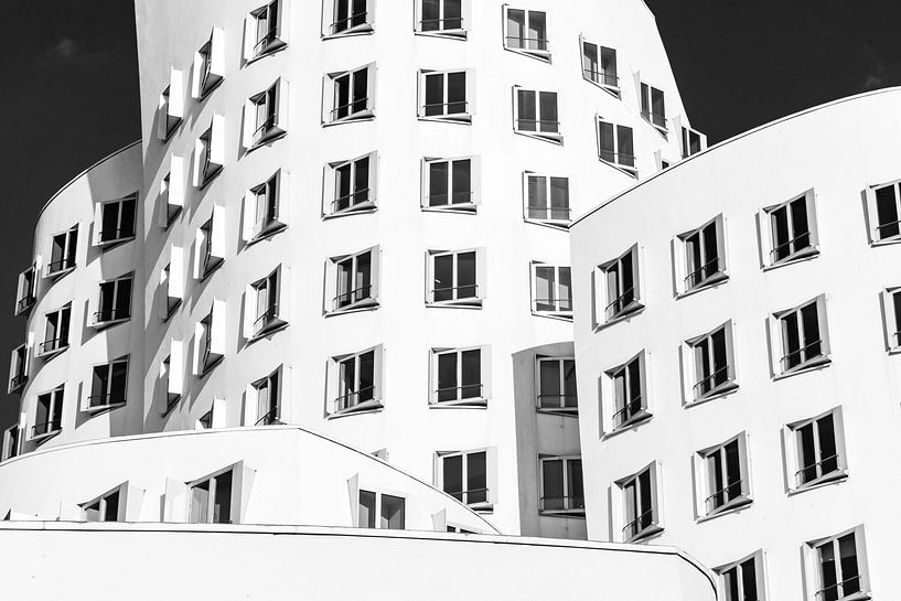 Façade des bâtiments Gehry dans le Media Harbour de Düsseldorf en noir et blanc par Dieter Walther