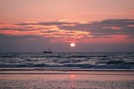 Sonnenuntergang mit Fischerboot auf der Nordsee I Bloemendaal aan Zee, Noord-Holland I Sommer Strand von Floris Trapman Miniaturansicht