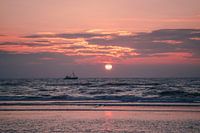 Coucher de soleil avec bateau de pêche sur la mer du Nord I Bloemendaal aan Zee, Noord-Holland I Pho