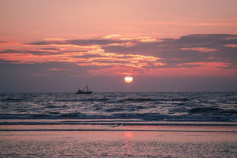 Sonnenuntergang mit Fischerboot auf der Nordsee I Bloemendaal aan Zee, Noord-Holland I Sommer Strand von Floris Trapman
