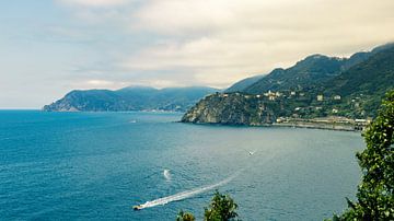 Cinque Terre's Klifwonder: Corniglia's Rotsachtige Kust van AVP Stock