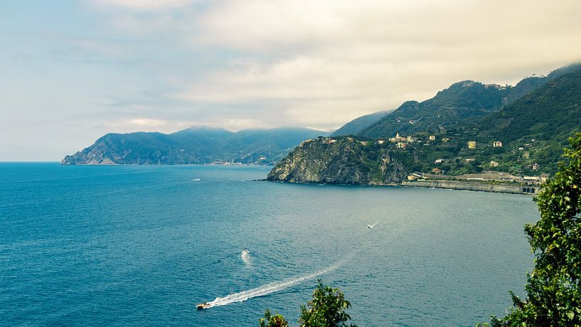 La merveille des falaises des Cinque Terre : La côte rocheuse de Corniglia par AVP Stock