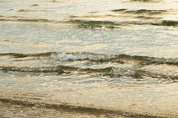 golven in de zee met een gouden gloed op Ameland van Karijn | Fine art Natuur en Reis Fotografie