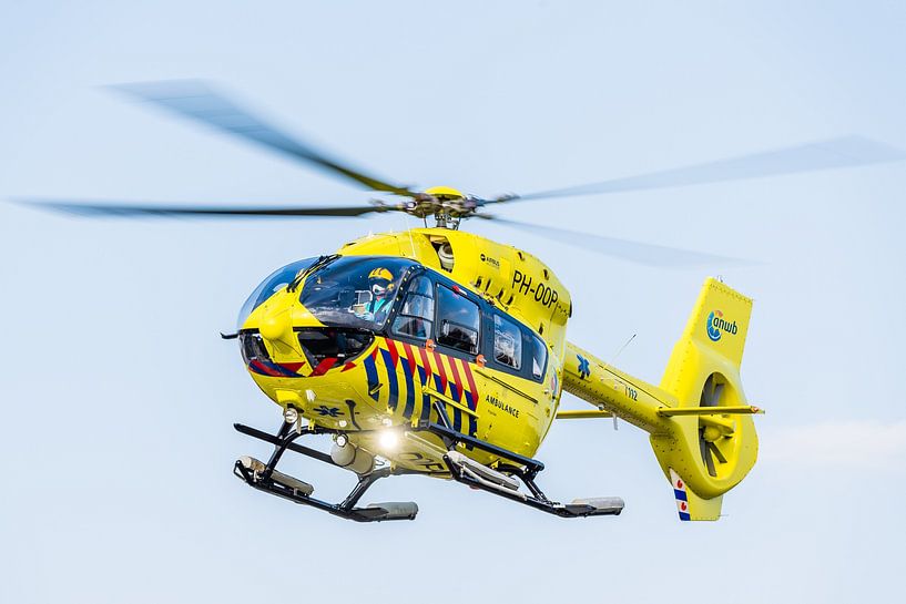Le Lifeliner 5 transporte un patient atteint de corona. par Jack Brekelmans