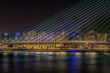 Photo du soir du pont Erasmus à Rotterdam. sur Leon Okkenburg