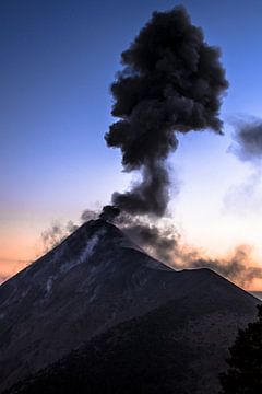 Vulkaan Fuego  by Kim van Dijk