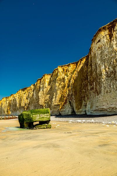 Avondwandeling op het strand in het mooie Normandië bij Saint-Aubin-Sur-Mer - Frankrijk van Oliver Hlavaty