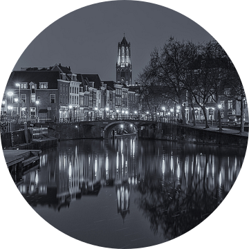 Oudegracht, Zandbrug en Domtoren in Utrecht in de avond - zwart-wit van Tux Photography