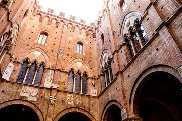 Binnenplaats van Palazzo Pubblico, het Gotische stadhuis van Siena, Toscane, Italie, Europa by WorldWidePhotoWeb