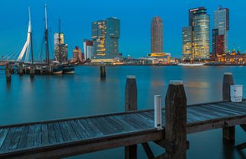 Skyline von Rotterdam in der blauen Stunde von Ilya Korzelius
