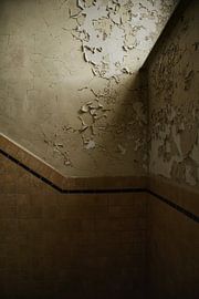 Een oude muur met bladderend behang by Melvin Meijer