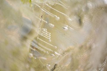 luchtbellen in het ijs in een fantasie landschap van Wendy van Kuler Fotografie