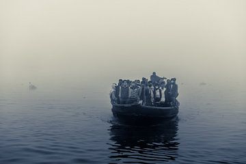 Zwart Wit fotografie met bootjes op de rivier in ochtend mist van Steven World Traveller