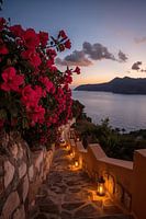 Steintreppe mit Laternen und Bougainvillea mit Blick auf das Meer bei Sonnenuntergang