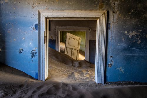 Die Wüste erobert die Häuser in Kolmanskop, Namibia