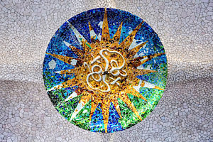 Runde Deckenmosaikfliesen von Gaudi im Guell Park Barcelona