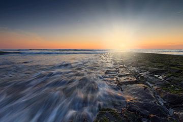 zonsondergang achter een golfbreker in de Noordzee sur gaps photography