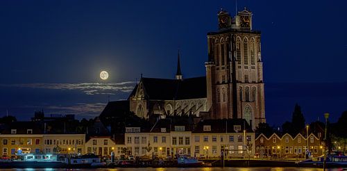 Volle maan opkomst bij "de Grote Kerk" Dordrecht