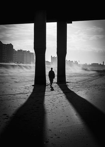 Onder de Pier in Scheveningen tijdens de storm genaamd PIA