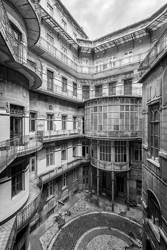 Lost Place - mooie architectuur - binnenplaats