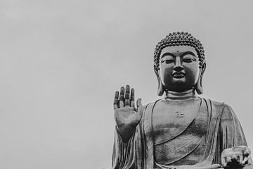 Schitterend Boeddhabeeld in zwart-wit, symbool van vrede bij Lantau Island in Hong Kong van Marcus Photography