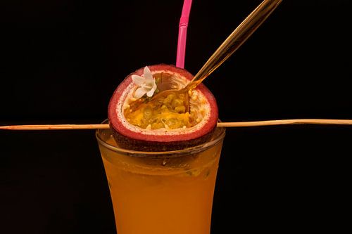 Alcoholvrije cocktail met cassis siroop en verse passievrucht.