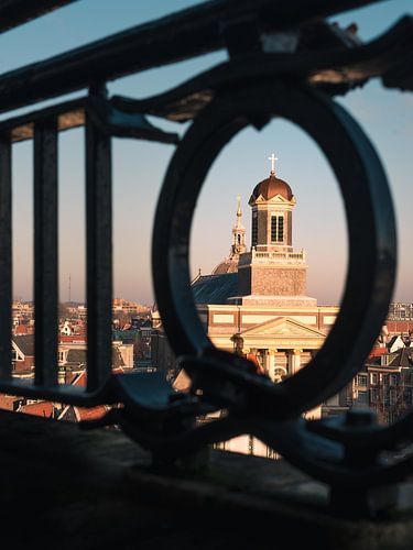 Hartebrugkerk achter een hekje.