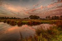 Bunte Wolken, die sich im Wasser spiegeln.