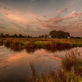 Bunte Wolken, die sich im Wasser spiegeln. von Tom Kruissink