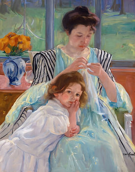 Mutter kämmt ihrer Tochter die Haare