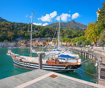 Zeilboten in de haven van Maderno aan het Gardameer van SusaZoom