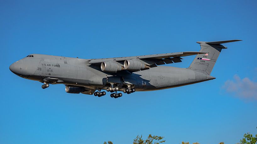 Landende Lockheed C-5M Super Galaxy. van Jaap van den Berg