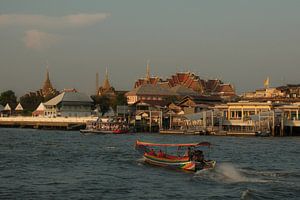 Bateaux colorés dans un décor de palais thaïlandais