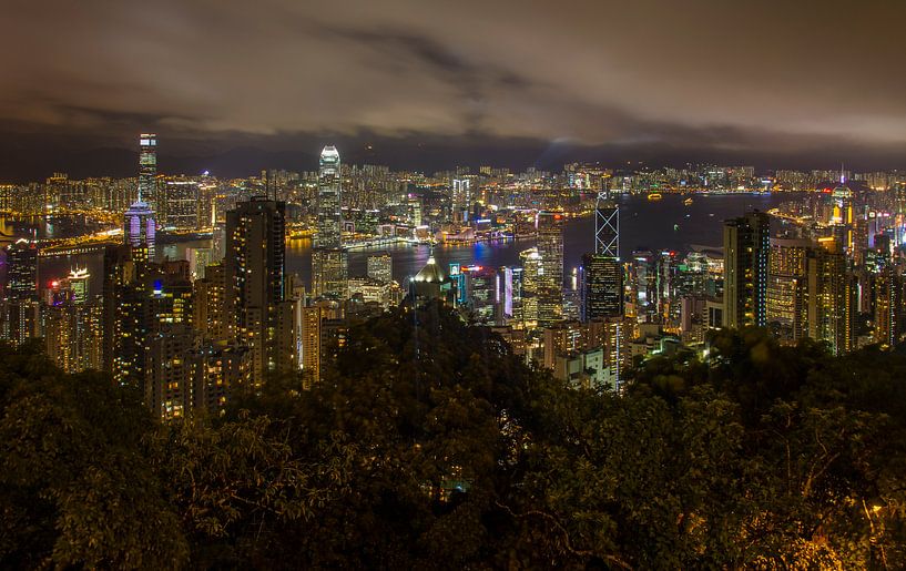 Skyline Hong Kong by Night van Jack Koning